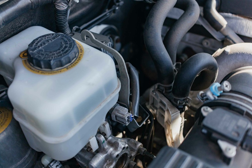 Brake-fluid reservoir and master cylinder in an engine bay